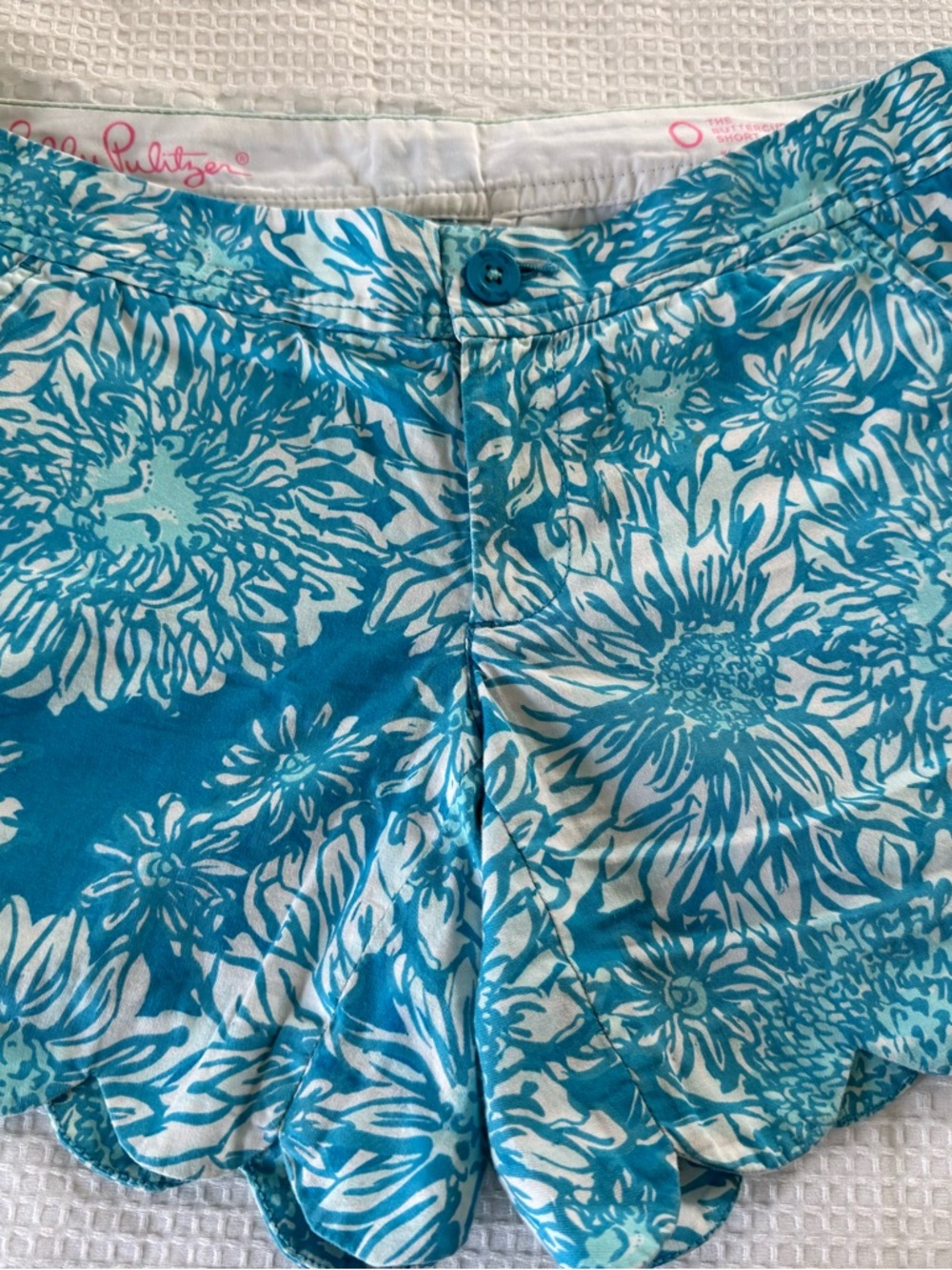 Lilly Pulitzer Turquoise & White Floral Scalloped Hem Shorts